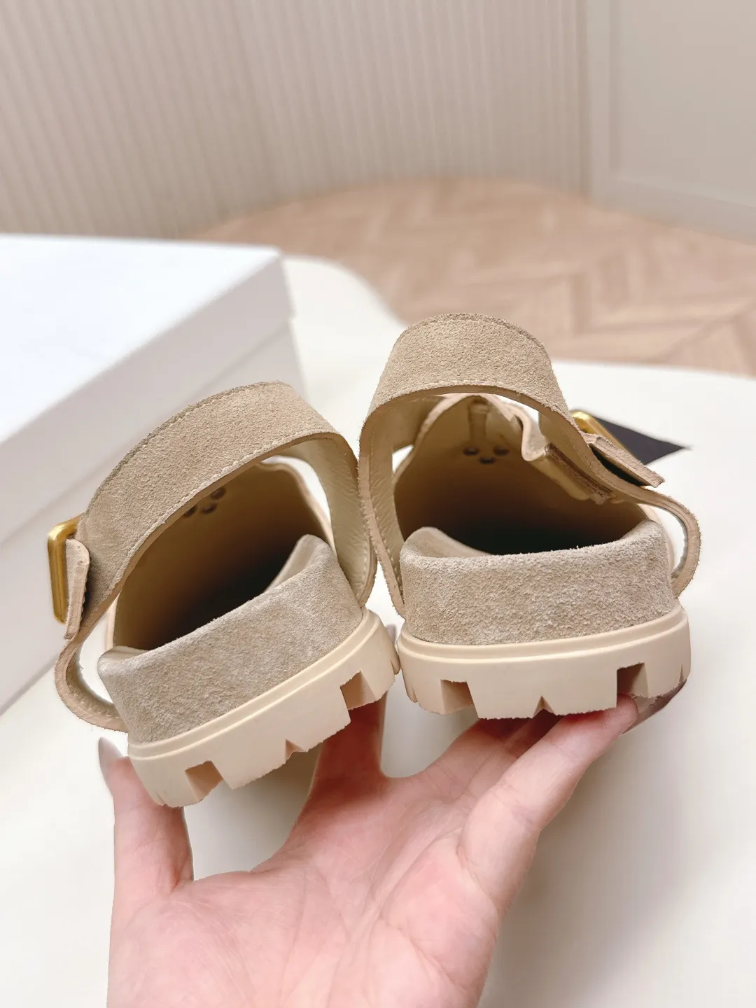 👟👟Ex-factory price 580👟👟Prada Boken bread shoes 2025 spring and summer new thick-soled sandals Velcro triangle buckle bread toe half slippers Latest catwalk series Classic upgrades Comfort and fashion coexist Each color combination looks good, and the design matches different style needs Upper: nubuck leather Inner: Original customization Outsole: TPU sole Shoe size: 35-41 (40.41 customization is non-refundable and non-exchangeable)